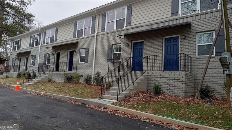 Well-maintained unit in a beautifully renovated building located in Historic College Park. Unit features laminate flooring, quartz countertops in kitchen and bathroons, stainless steel appliances, white stackable washer & dryer, semi-private patio with awning, and off-street parking. Bright and airy with lots of natural light. Convenient to Woodward Academy, Hartsfield Jackson Airport, College Park Marta station, shops, restaurants, I-285 & I-75. No smoking. No pets.
