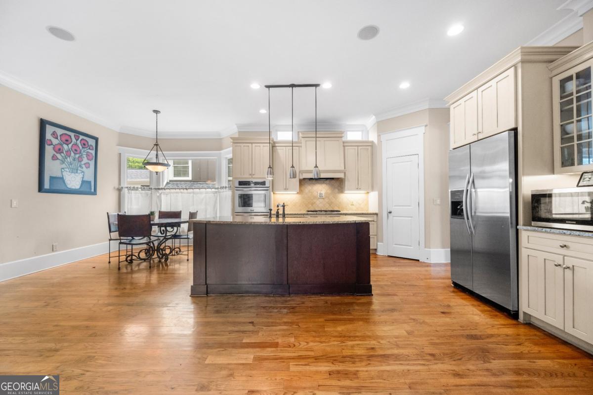 1122 Parkview PL