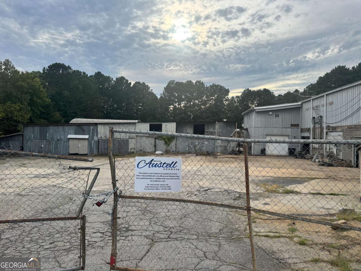 2401 Clay RD