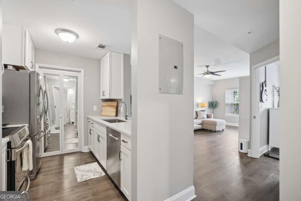 Photo of 1075 Peachtree Walk NE #A305, Atlanta, GA 30309 (MLS # 10847350)