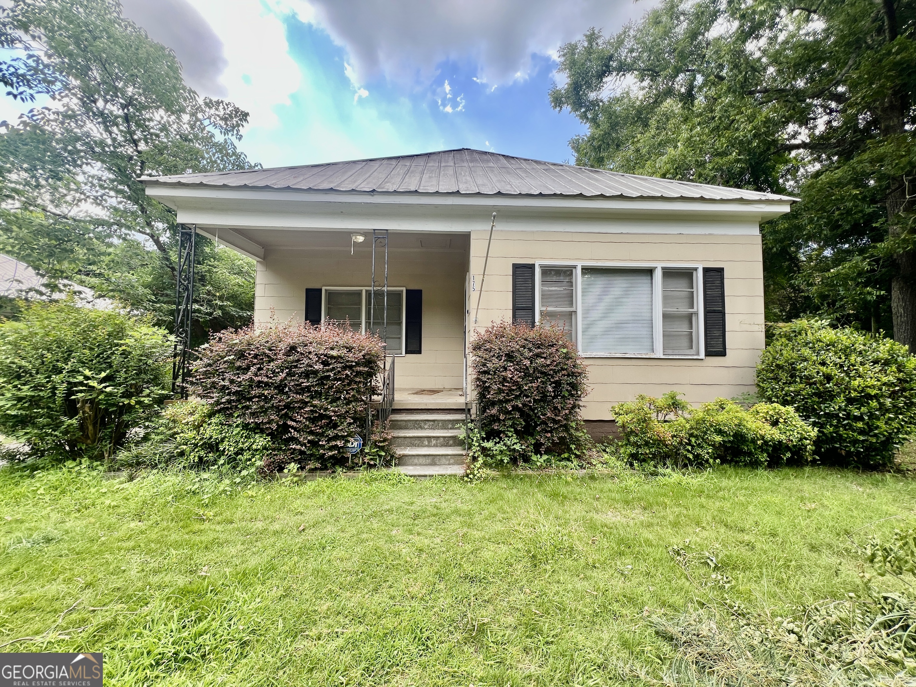 AVAILABLE NOW! Spacious 3 bed/2 bath house near the Firefly trail on the Eastside of Athens. Features include a mud room, spacious living and kitchen area, off-street parking, and hardwood floors throughout.