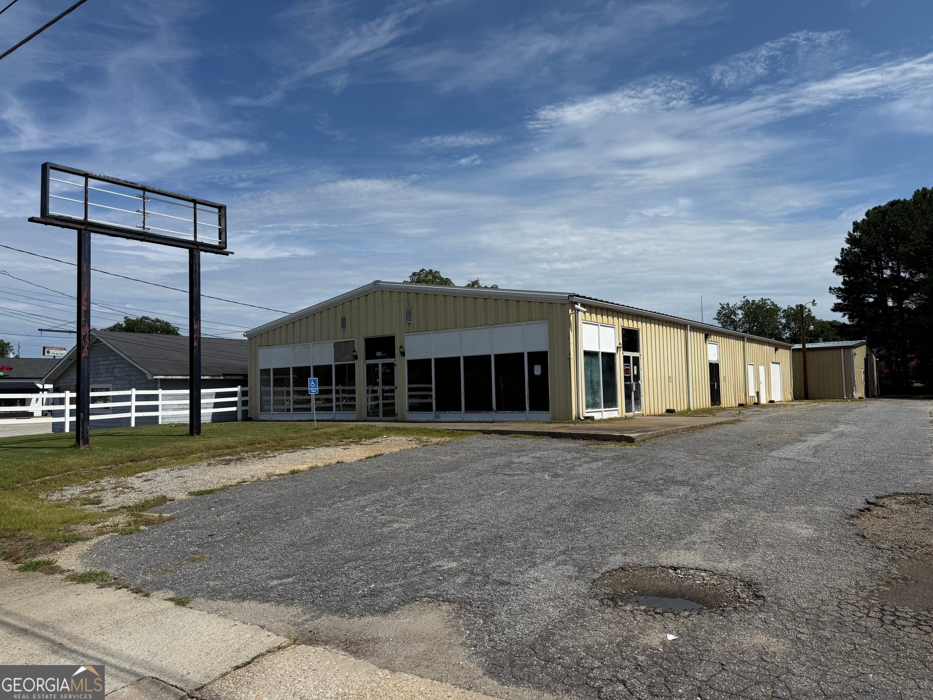 141 W May St, Winder, GA 30680