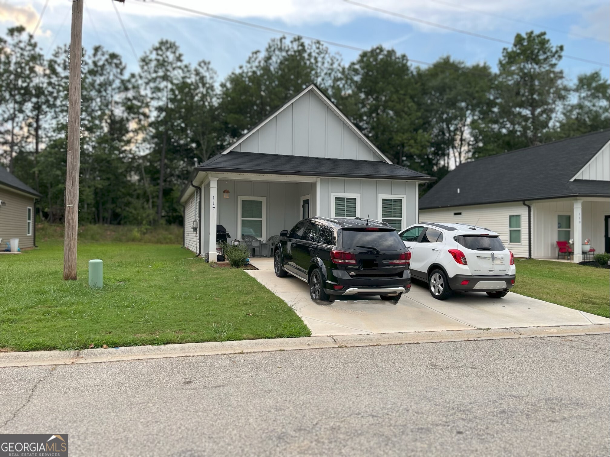 Charming 3 bedroom/2 bathroom home in Downtown Carrollton within walking distance to the Greenbelt and minutes to Carrollton Square. No HOA. Cozy and functional layout throughout. Granite countertops, stainless steel appliances, and chrome hardware fixtures. A MUST-SEE!