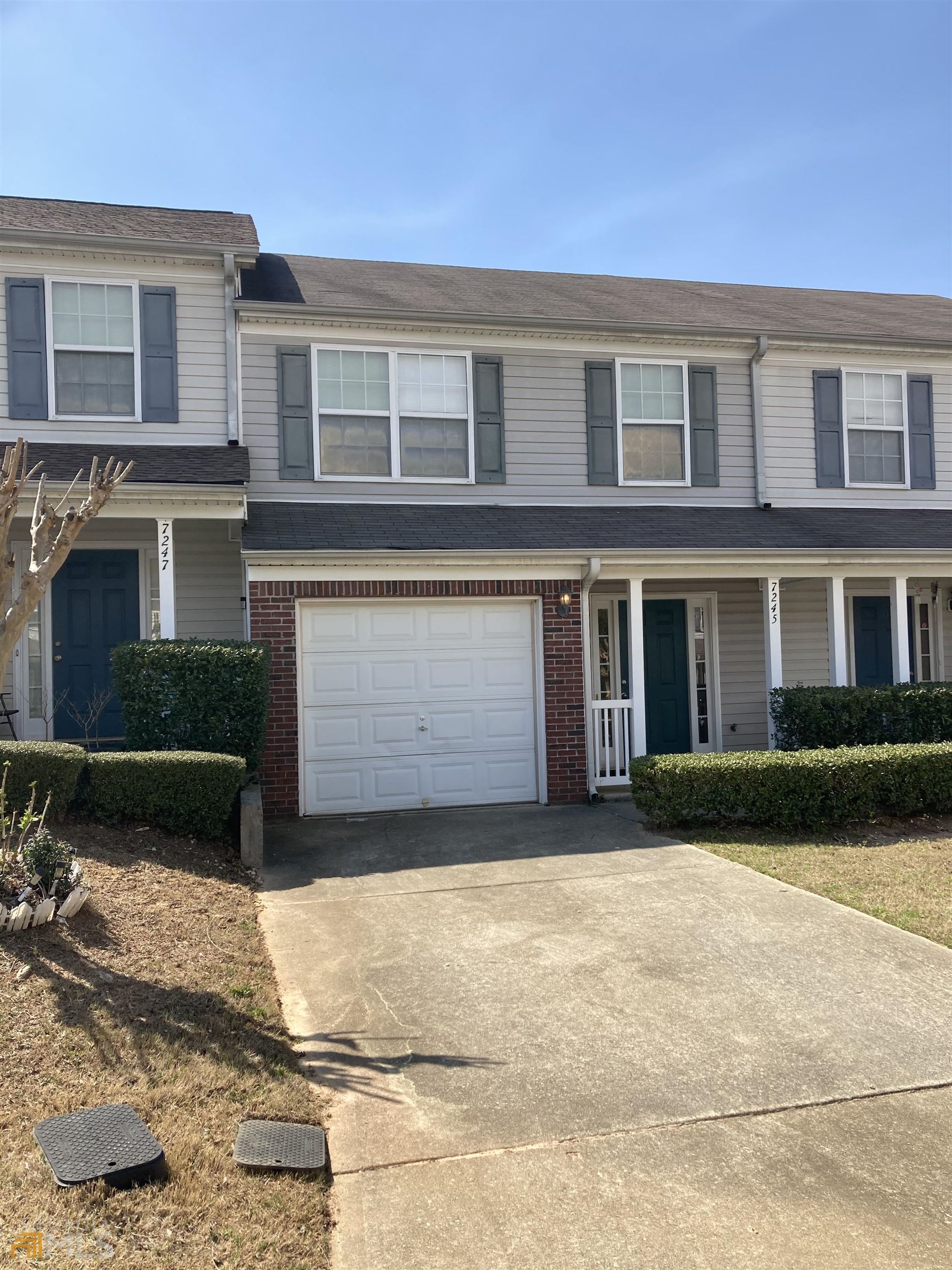 Cute 2 bedroom 2.5 bath town home in Southlake Townhome Community! Close to schools, shopping and interstates. Close to everything!