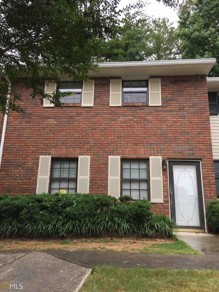Newly remodeled 3 bedroom condo in a great condo community. Close to downtown and airport.
