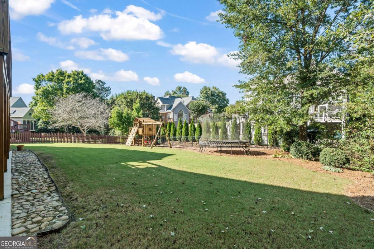 2082 Kinsmon DR