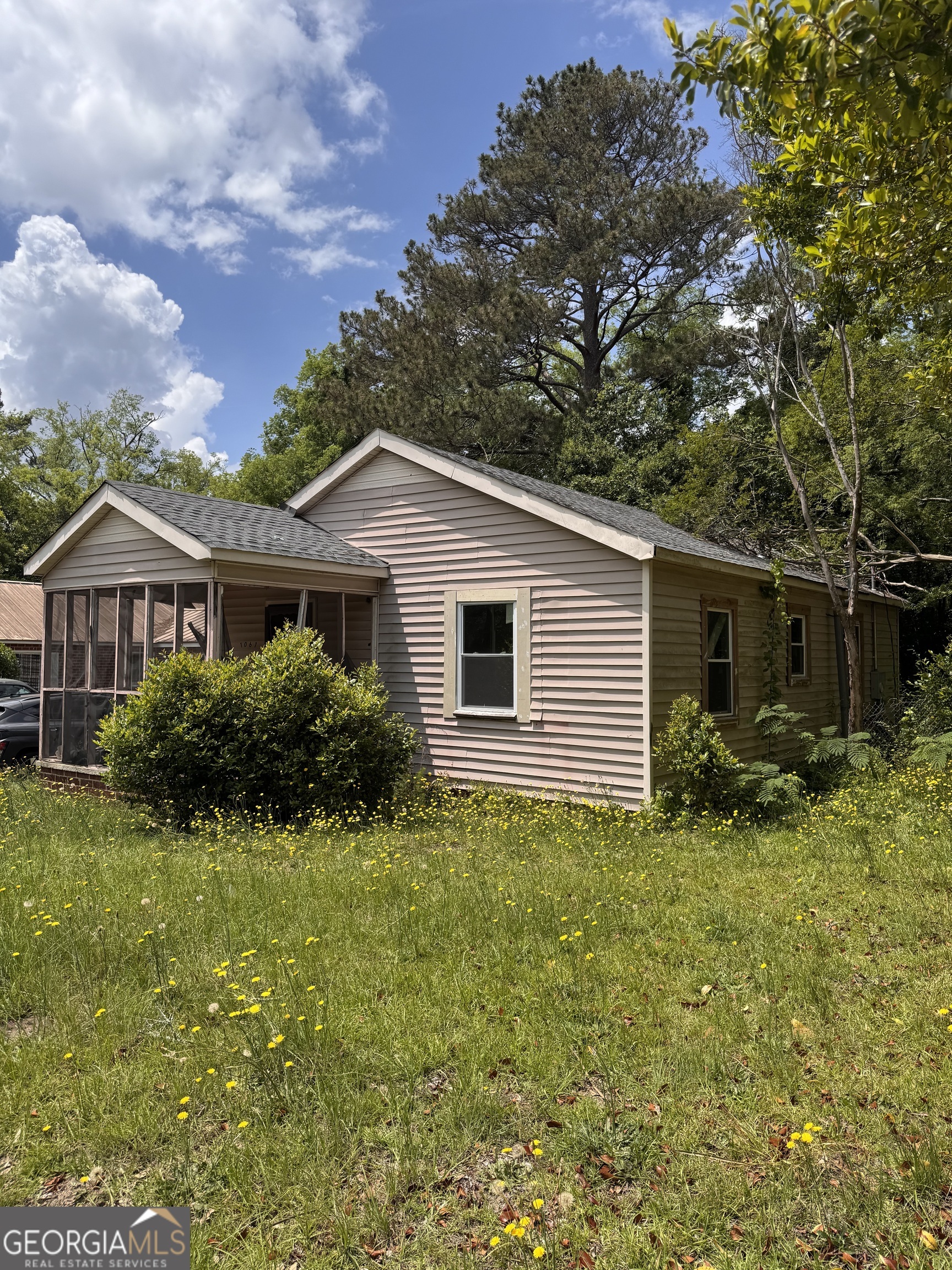 Fixer upper ready for your final touches. This fixer-upper has a solid bones and needs majority cosmetic work. Seller is motivated to sell. Please send over all offers. Seller never lived in property so no seller's disclosure. Sitting on .15 acres, there is space to expand this property. Please send over all offers!