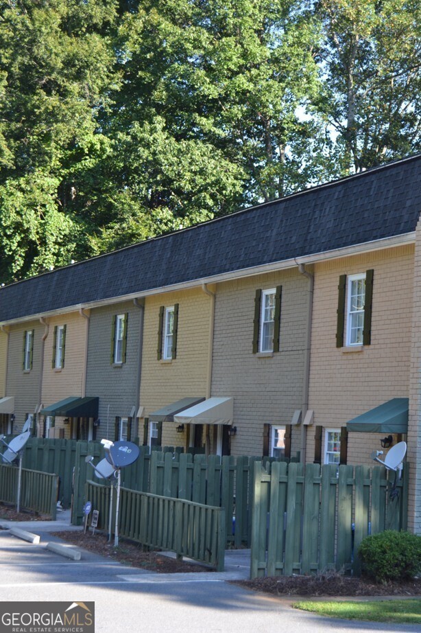 Great Marietta Location! 2 bedroom and 1.5 Bathroom Condominium on Saine Drive. Quiet Neighborhood! Newly Renovated with Hardwood Floors Throughout. Easy Access to Marietta Square, Kennesaw State University, Shopping and Good Restaurants. Must See This unit and Move into a Neighborhood of Your Dreams.