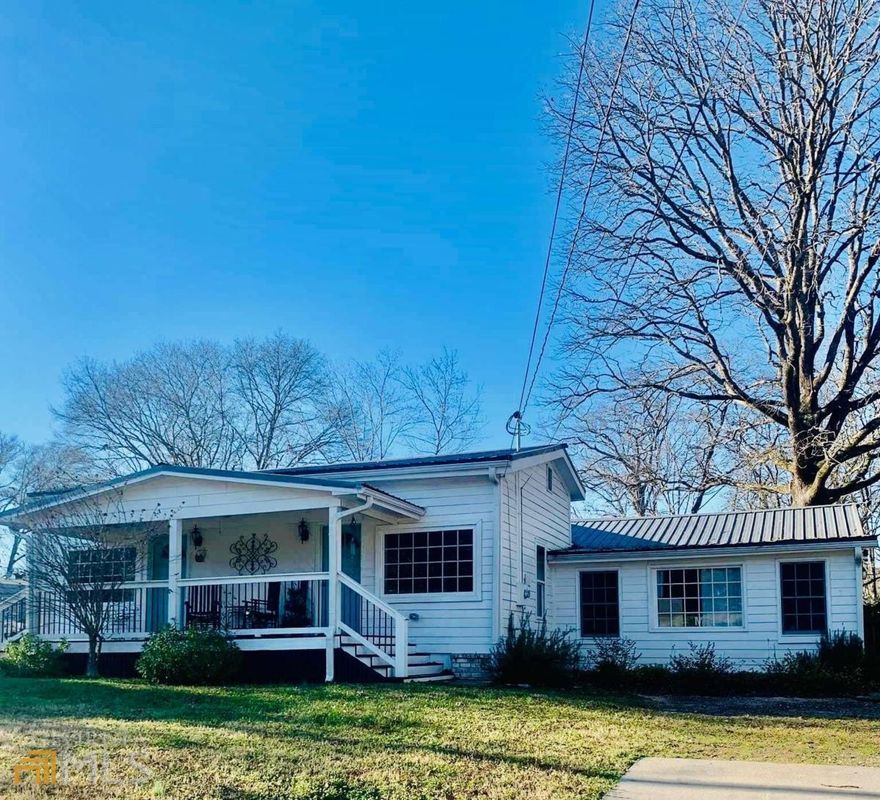Darling 1950's, 3 bedroom, two bathroom home in Statham. Tile in laundry, kitchen and bathrooms. Wood floors throughout bedrooms and living room. Third bedroom or large Flex space with it's own entrance. Flat large fenced back yard. Walking distance to downtown Statham and the Elementary School. Home is now vacant and photos are prior to listing. No showings until Open House on Saturday February 5th from 2-4.