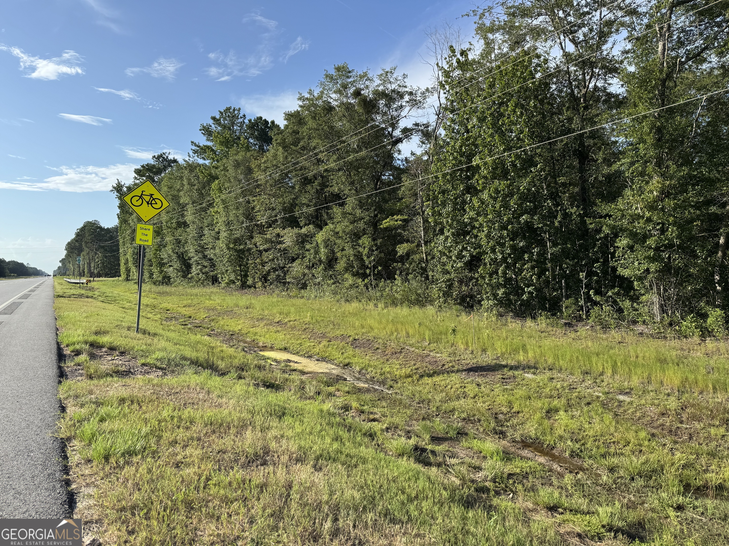Dreaming of building your own private estate? Take a look at this 5 acre tract of land located in Springfield. Zoned for a stick built or manufactured home. Schedule to see it before it's too late!