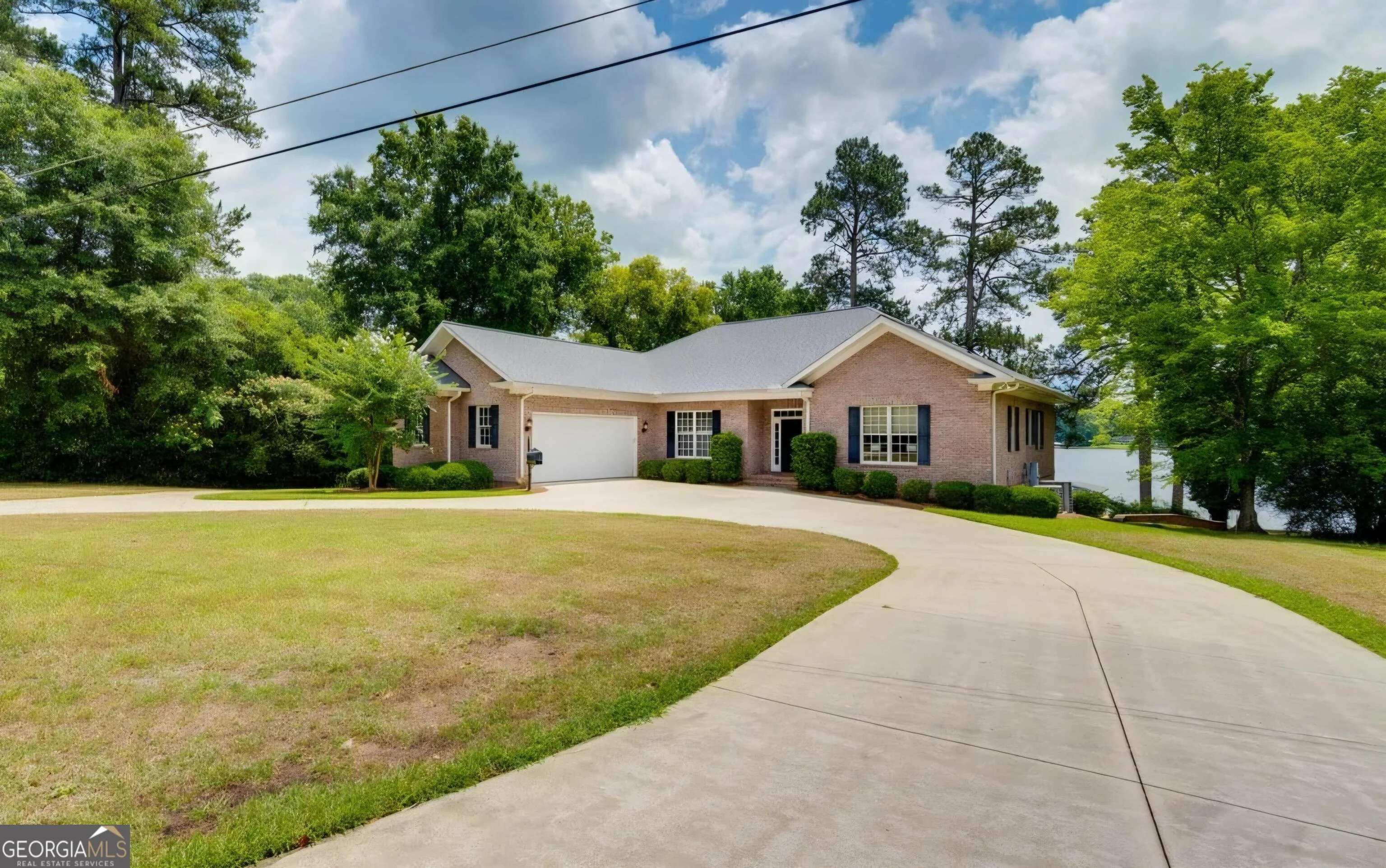 115 Lakeshore Court NE