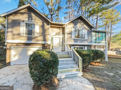 Photo of 587 Tarragon Way SW, Atlanta, GA 30331 (MLS # 10659011)