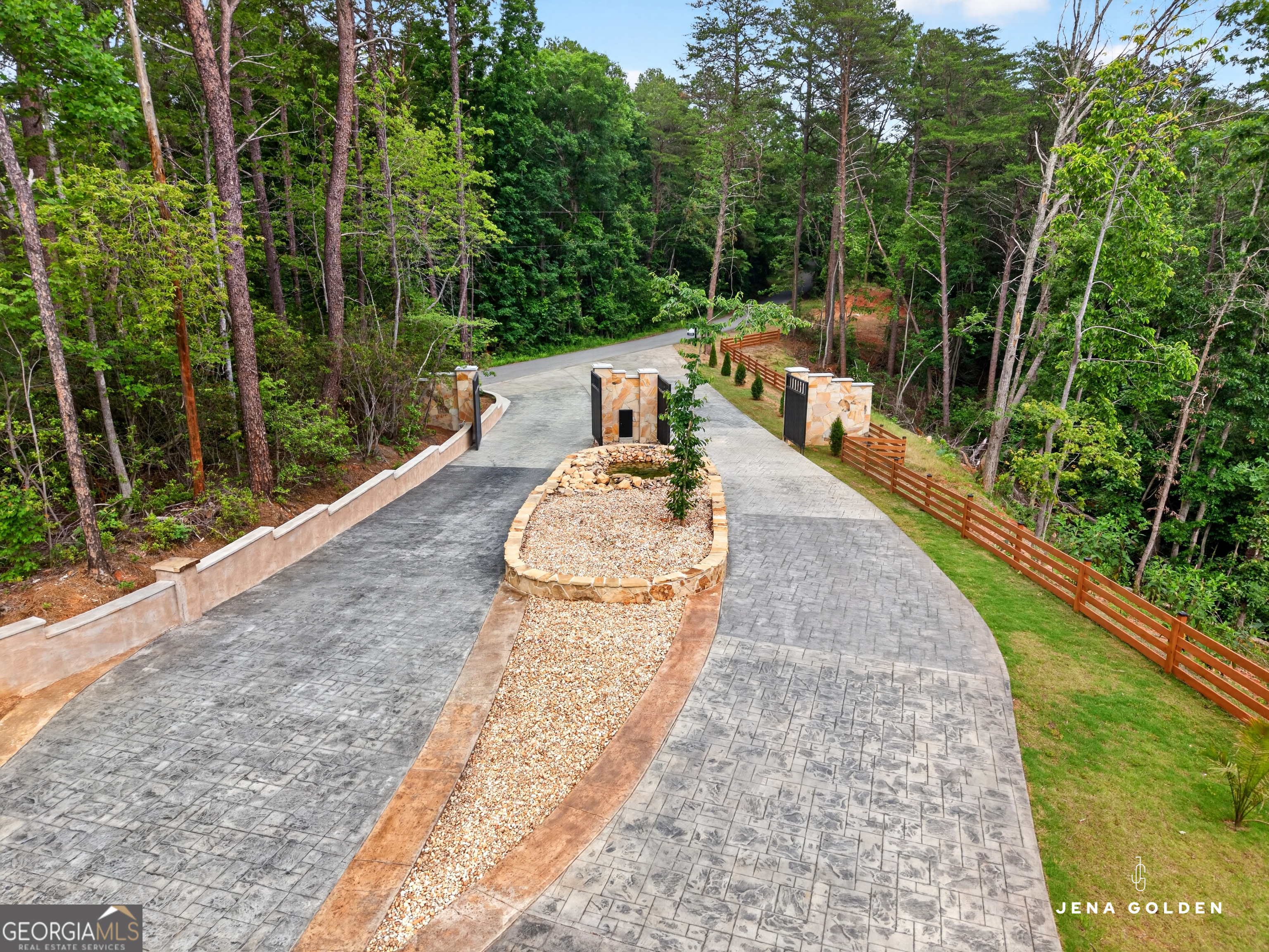 300 Mountain Ridge DR