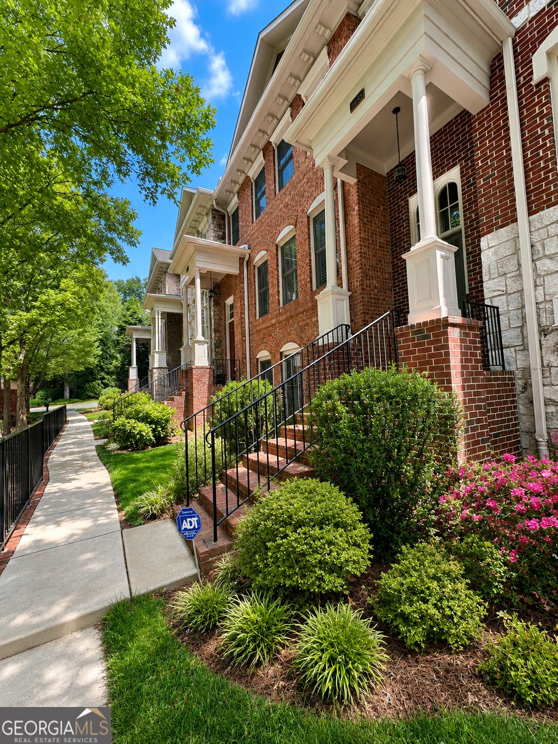 1085 Charles Towne SQ