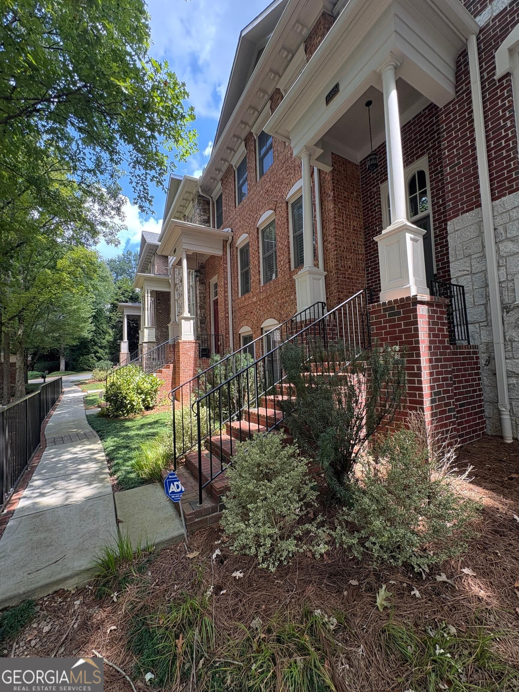 1085 Charles Towne SQ