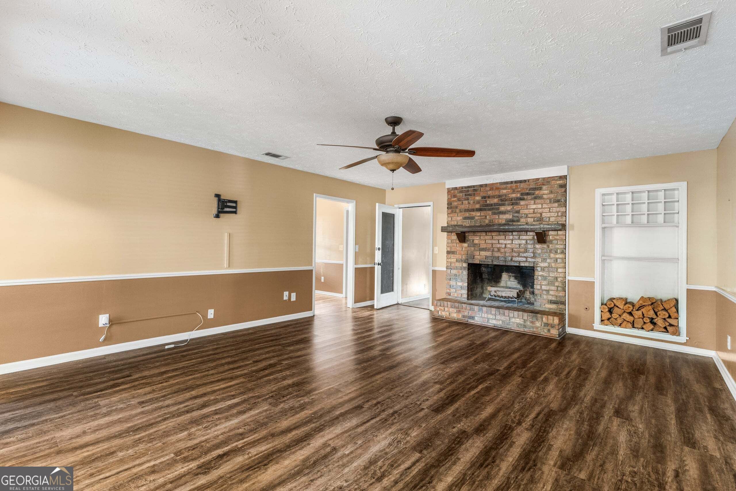 7324 Village LOOP