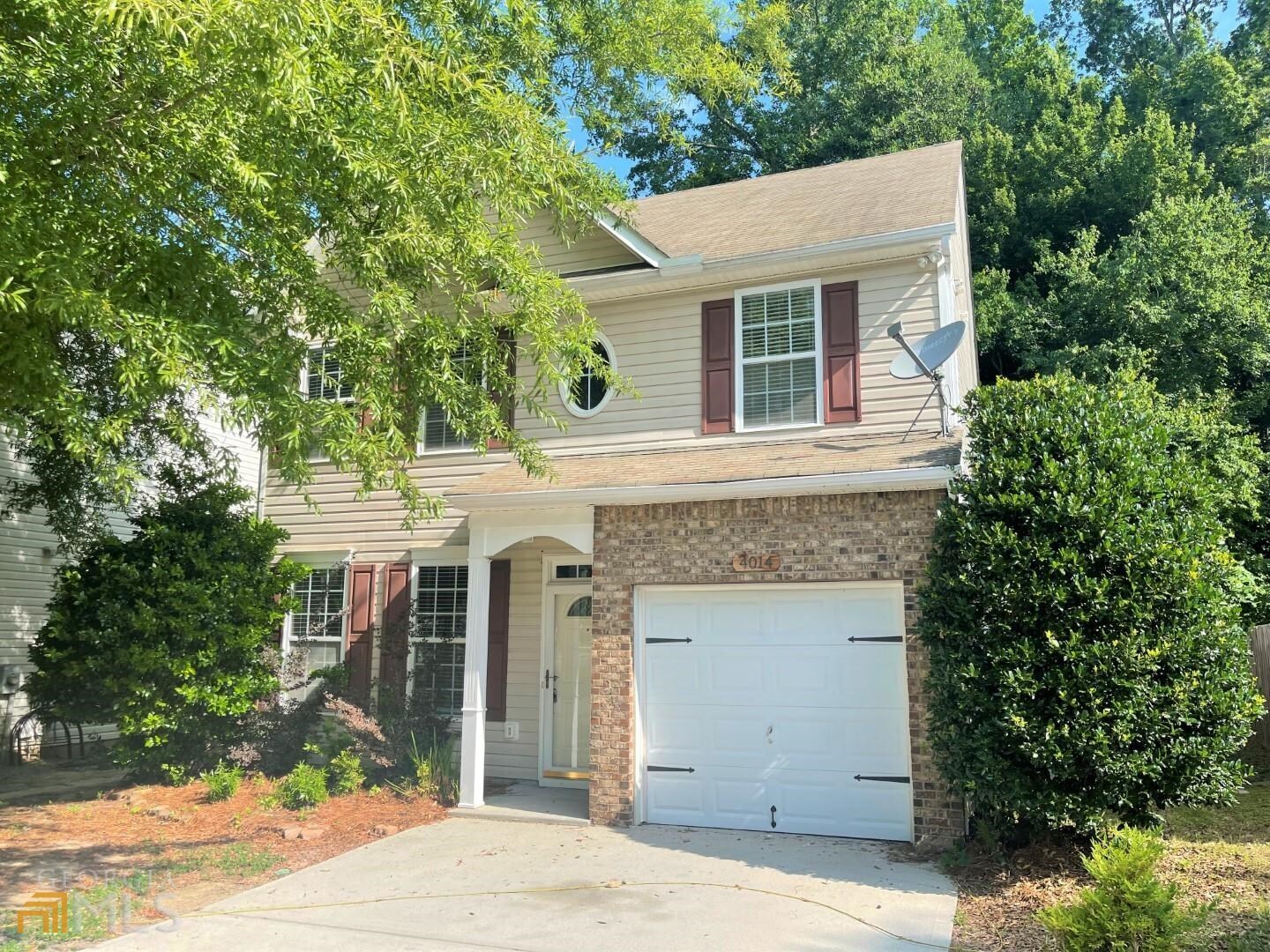 Welcome home, 4bed/2.5 bath, pride of ownership, prime location, seconds to the new film studios, fenced yard, LVP floors, custom fixtures throughout, vaulted ceilings, must see!