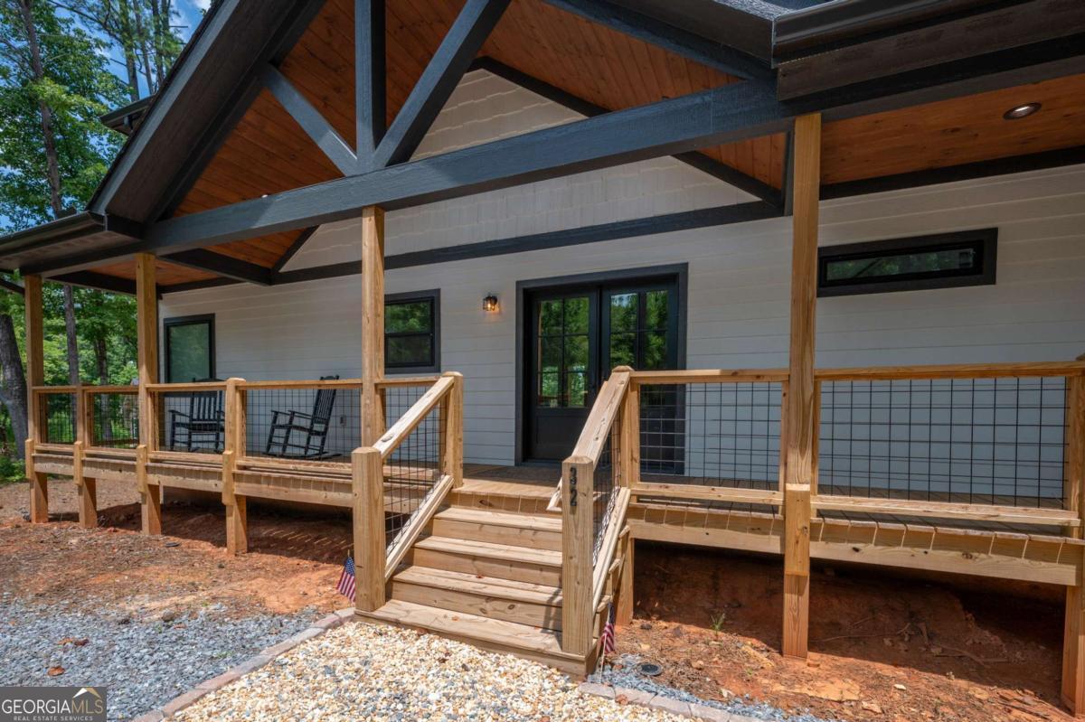 32 Hilton DR