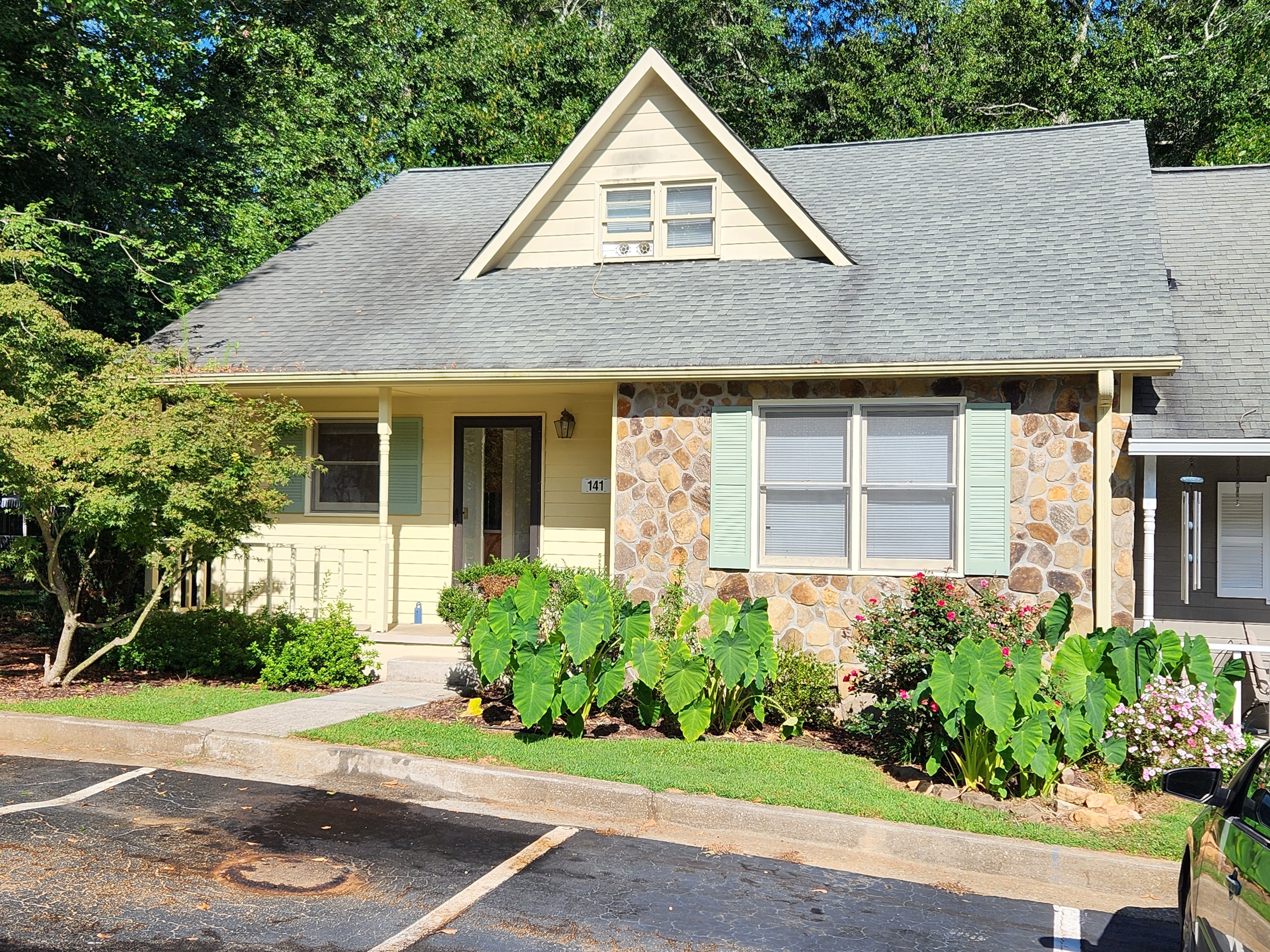 Truly Easy Living in this Clarkesville end unit townhouse. It features 3 bedrooms, 3 baths, an open floor plan living, sunroom and dining, the kitchen has all appliances and generous workspace. Laundry and lots of closets add to the convenience. The third bedroom and bath are on the second floor making for a quiet retreat or a home office. Stroll to shopping, resturants or church. A really great location. Add your own touches-this one could be special! Value priced at $239.000