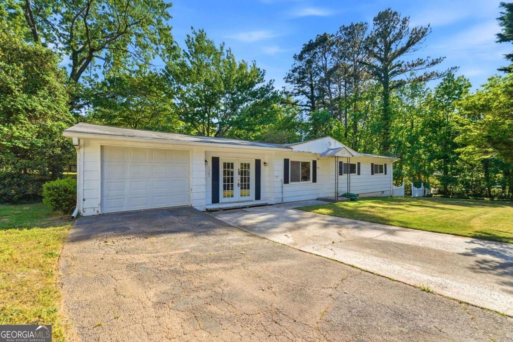 Photo of 1303 Cottonwood Court NW, Kennesaw, GA 30152 (MLS # 10737834)