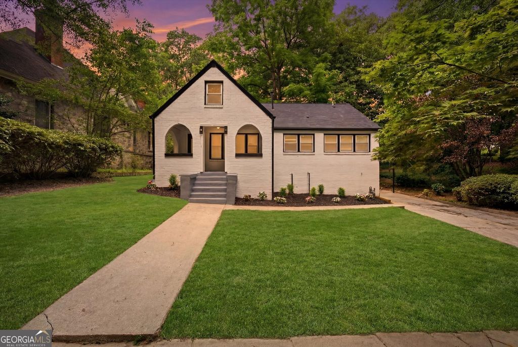 Photo of 8 Edwin Place NW, Atlanta, GA 30318 (MLS # 10799114)