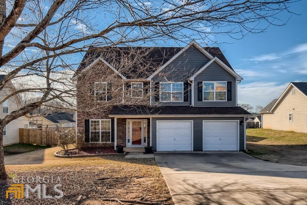4 Bedrooms, 2.5 bathrooms and a fenced back yard. Large kitchen with stainless steel appliances, breakfast nook and an office area. Large family room with a fireplace. Separate dining room. Upstairs features an spacious primary Suite along with a ensuite bathroom featuring a garden tub, standing shower, dual vanity and walk in closet. Additional 3 Good Sized bedrooms and a large laundry room.