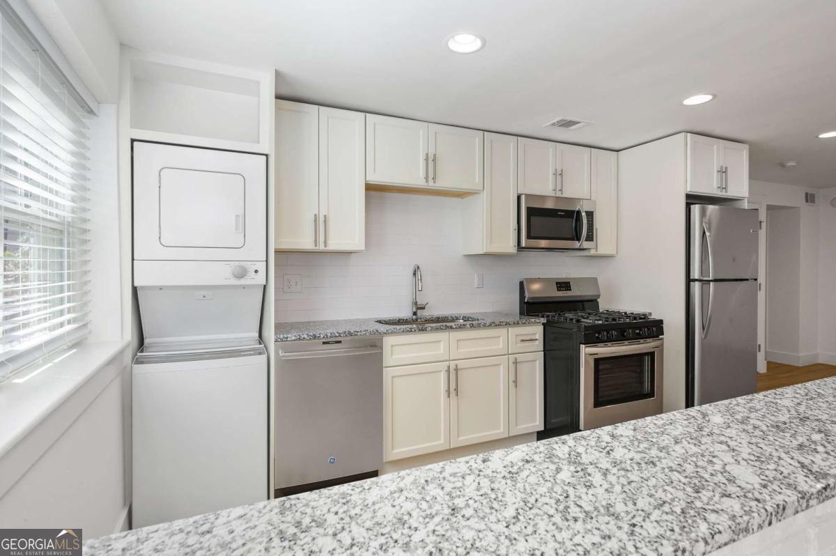 880 Saint Charles AVE NE