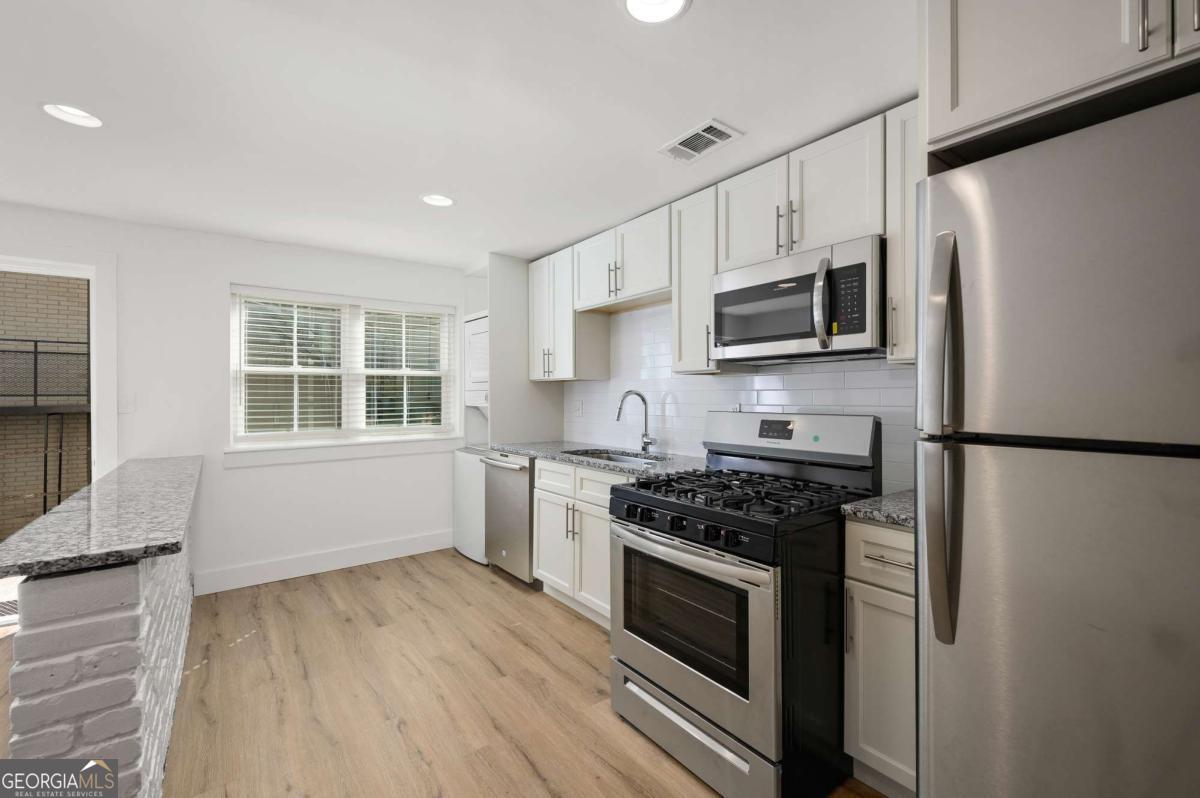 880 Saint Charles AVE NE