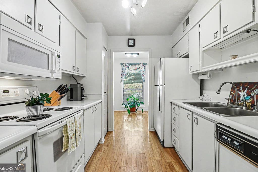 Photo of 4862 Twin Lakes Trail, Atlanta, GA 30360 (MLS # 10783728)