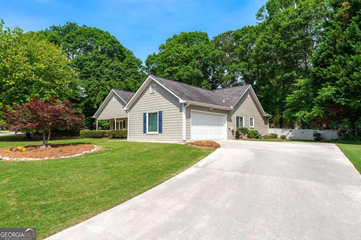 130 Lacey Oak LN