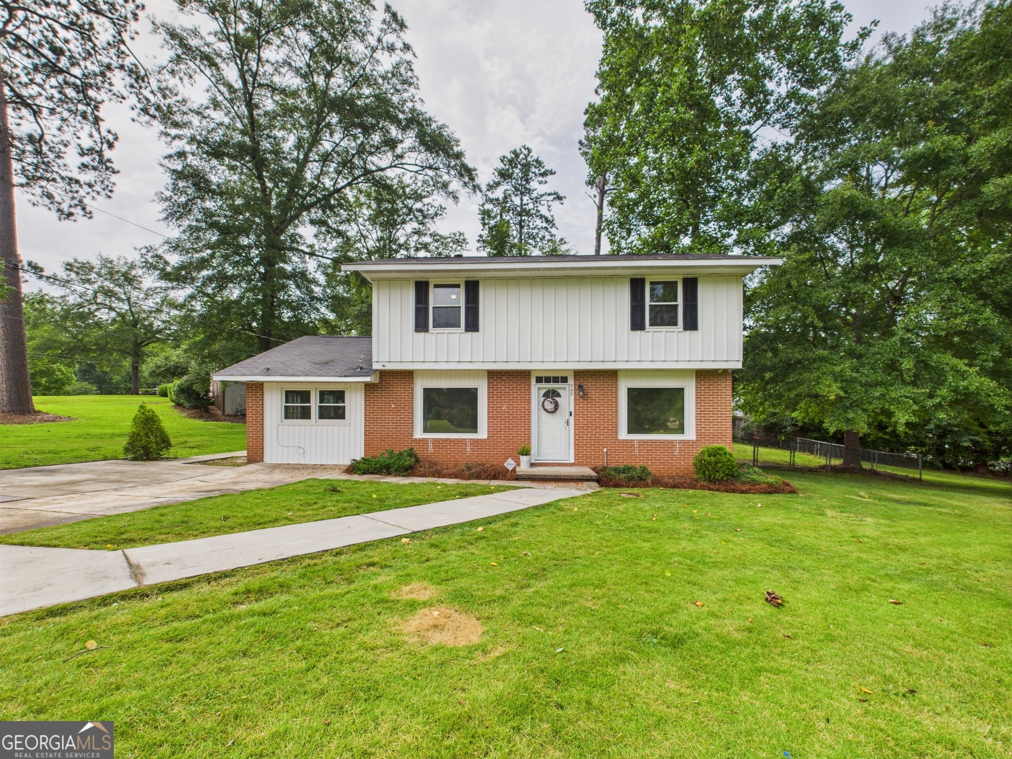 752 Forest Lake DR S