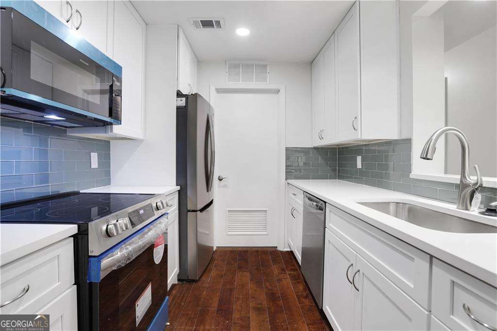 Renovated top floor unit in Tuxworth Springs with vaulted ceiling in living room. Wood floors in living spaces, carpeting in bedrooms. New Shaker kitchen cabinetry with quartz countertops and stainless steel appliances. Primary bath with walk in shower, secondary bath as well. Quiet location deep in the community. Community amenities include a swimming pool, tennis courts, a dog park, and, most importantly, reasonable monthly HOA fees. With proximity to Sprouts, Whole Foods & Aldi, the restaurants of downtown Decatur, and a short commute to both Emory and the CDC, this exceptional condo is ready to welcome you home!
