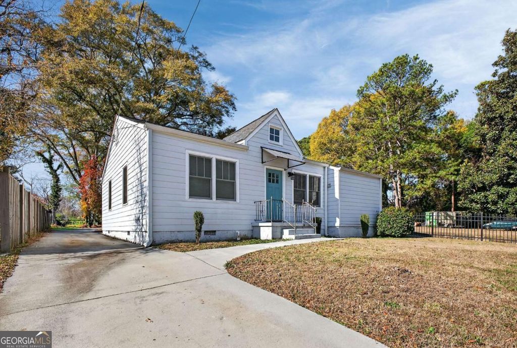 Photo of 620 Hamilton E Holmes Drive NW, Atlanta, GA 30318 (MLS # 10658167)