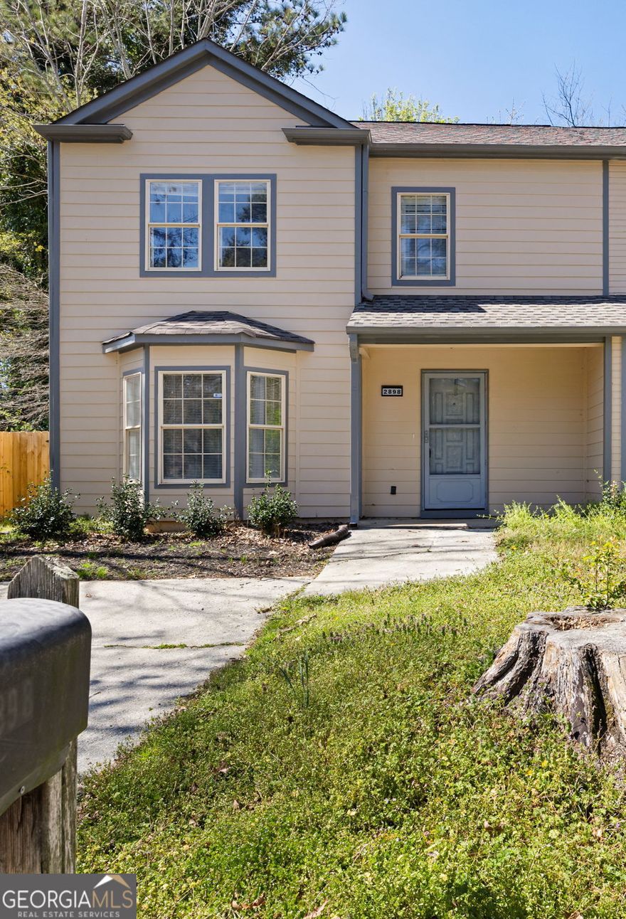 A 3 bedroom 2.5 bath townhome in Cobb County for under $300k!!! Concrete plank siding with fresh paint, privacy fence, gas fire place and the convenience of a Marietta address. Close to Osborne High School with easy access to the many restaurants and shops in Marietta and Smyrna.