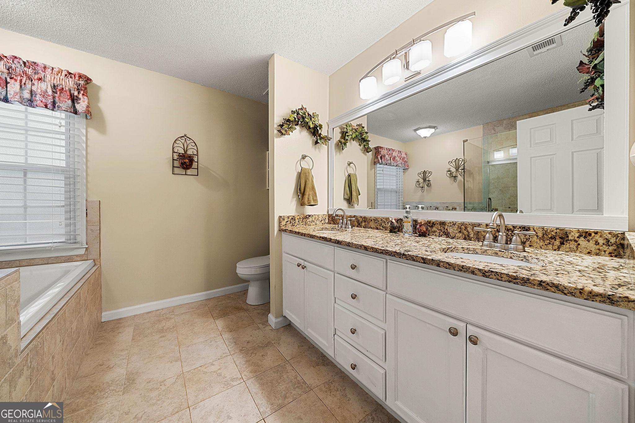 Newnan, Georgia 30265, United States, 5 Bedrooms Bedrooms, ,3 BathroomsBathrooms,Residential,Active,164632