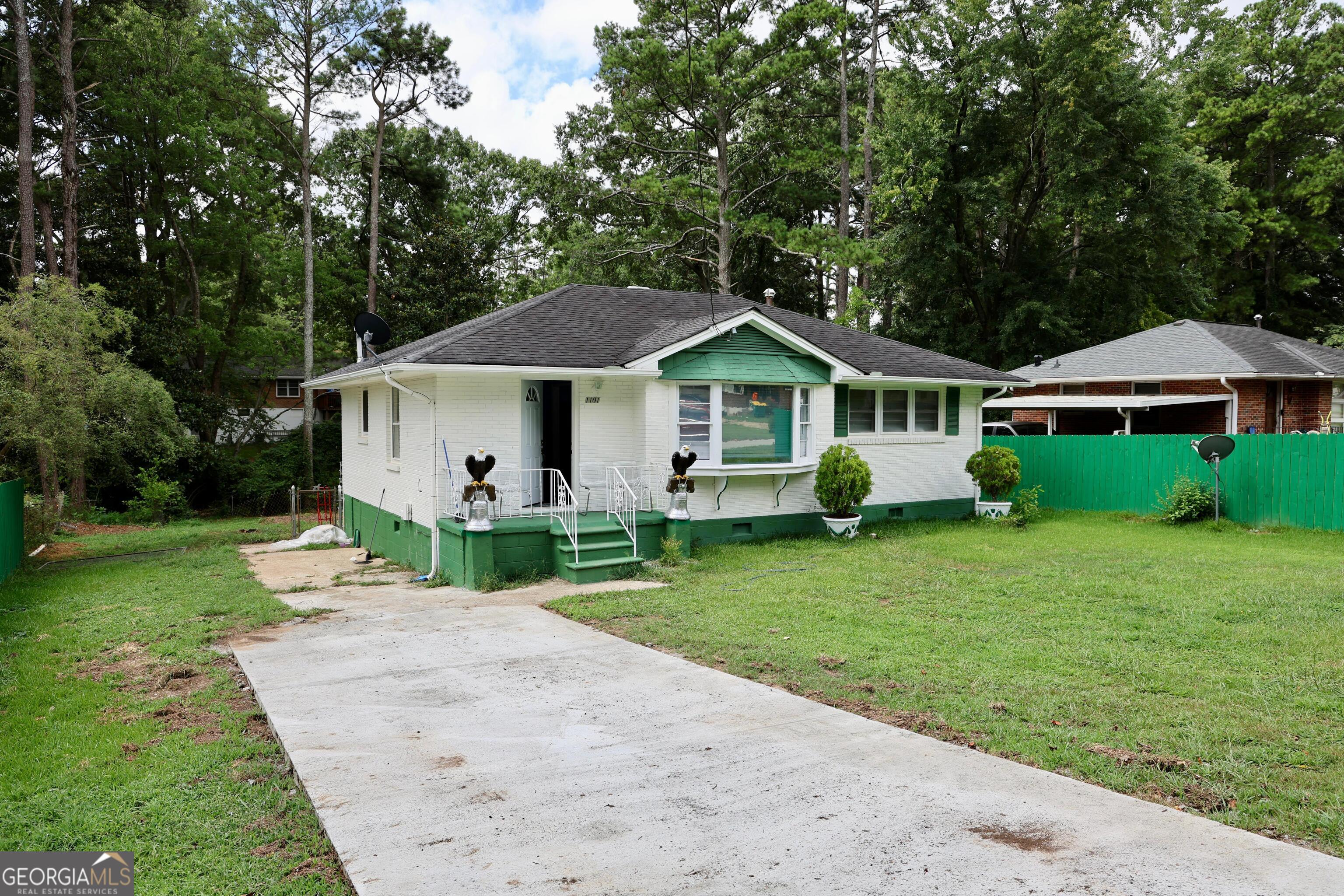 1101 Lloyd DR