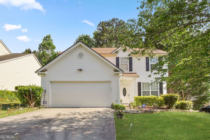 Beautiful traditional Marietta home located in a quiet cul de sac. Updated kitchen, 3 full bathrooms, roof and HVAC replaced within last 3 years. Eat in kitchen plus formal dining area. Large walk in closet in master bedroom. Minutes to Marietta Square and local parks.
