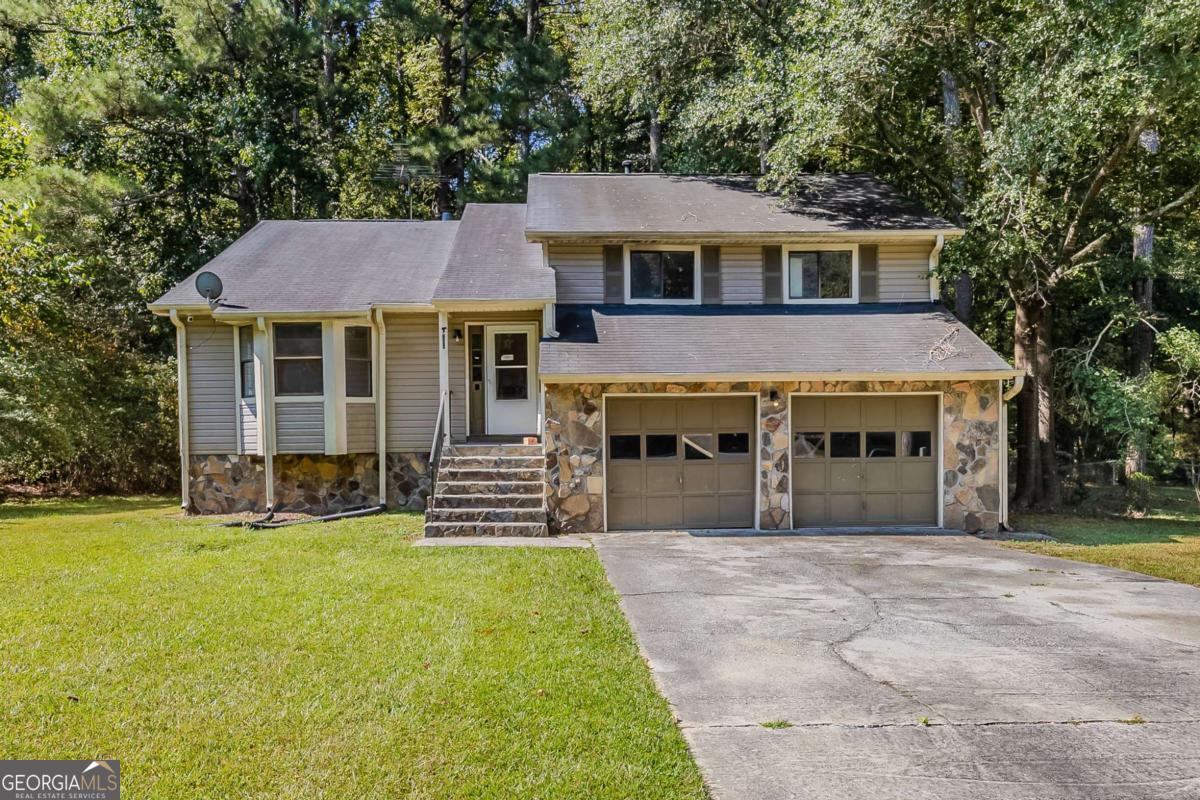 Welcome to this spacious split-level home in the Hallie Hills community. Offering multiple bedrooms, generous living areas, and a private yard, this property provides plenty of room to relax and entertain. Conveniently located near schools, shopping, and major highways, it combines comfort and accessibility in a desirable setting.