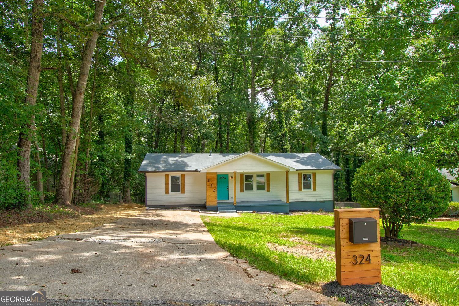 324 Laurel LN