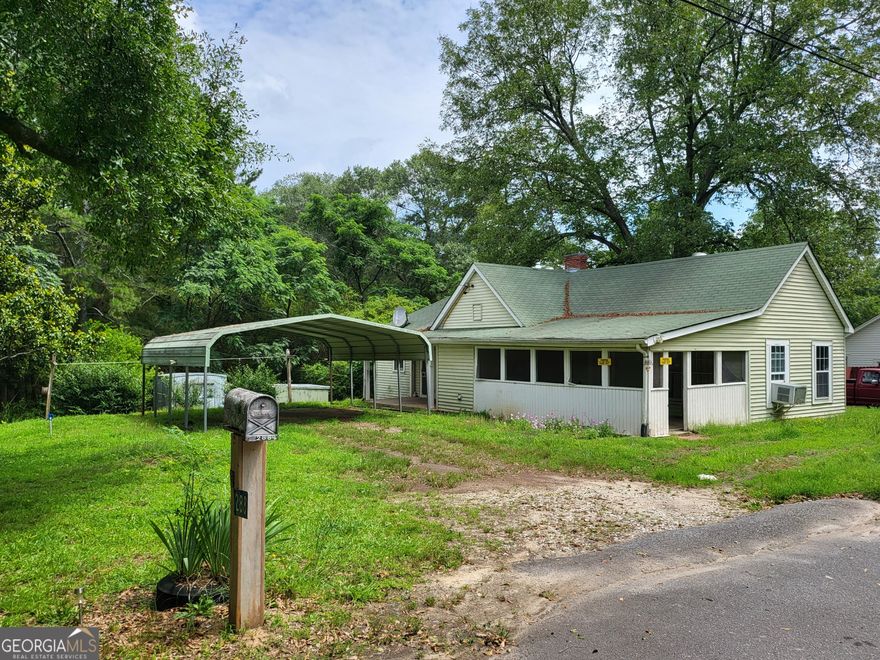 Fixer Upper in downtown Winder on dead-end road.  Great Investment opportunity in a growing city! Previously rented.  Sold AS-IS!