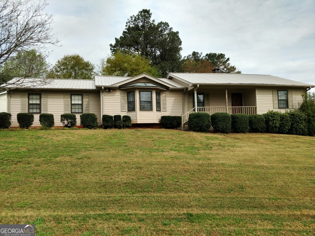 Recently renovated 3/2 ranch on almost 1/2 acre lot in quiet neighborhood. Great South Hall location on Oakwood/Flowery Branch border. Premium laminate floors throughout main living area, kitchen and baths. Newer carpet in bedrooms. Stainless steel appliances in kitchen. Granite counters in baths. Newer deck on large level backyard. Fresh paint throughout. Near schools, University of North Georgia, shopping & I-985, Move-in Ready. Move in August 1st or asap.