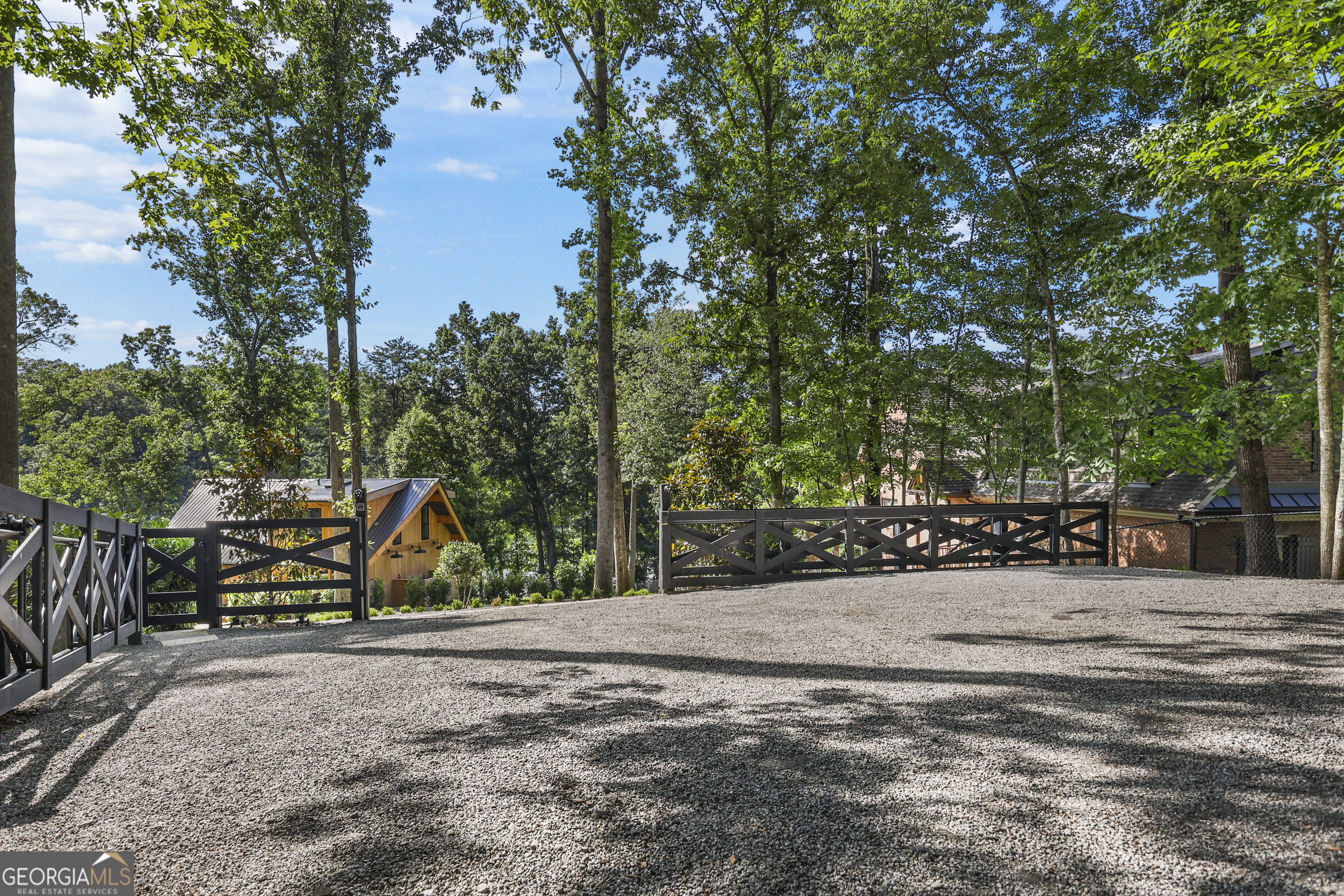 6011 Blackberry LN