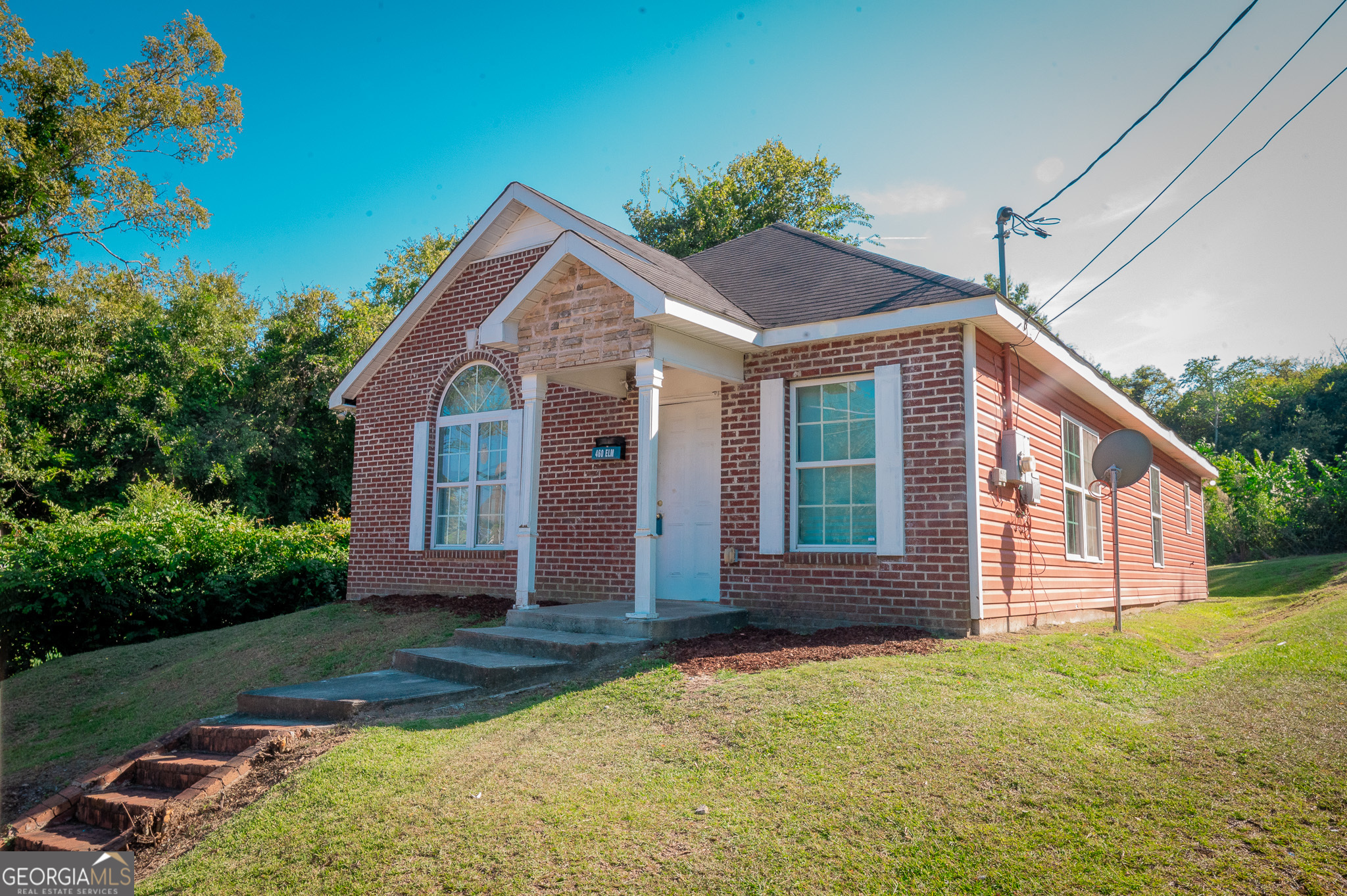 Welcome to the Elm St that is not like the movie. Downtown Access...Close to Historical Downtown Macon...Awesome First time Home Buyer opportunity. This single level Master on the Main, with high ceilings, close proximity to main thoroughfare and highway is an awesome opportunity to get in the mix of Macon and enjoy all the ambiance of what this city has to offer. Come See.....Come Home