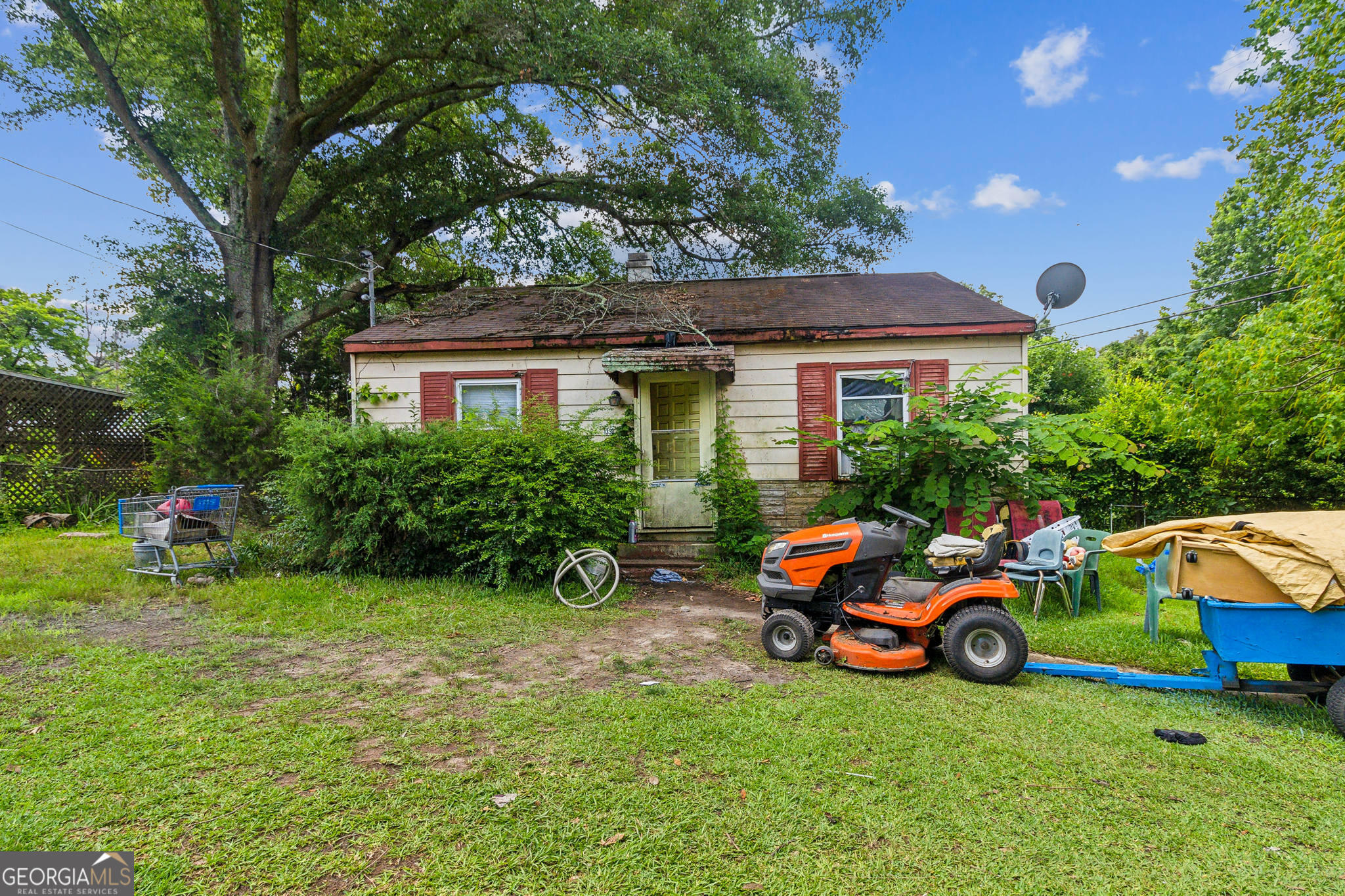 This 2BR/1BA home offers a solid structure with hardwood flooring and a spacious yard. With recent comparable sales up to $110K, there's significant upside potential. Could work for a fix-and-flip or rental property. Don't miss out on this opportunity in a thriving neighborhood.