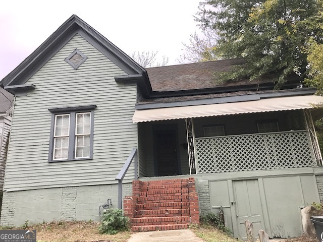 Welcome to this Charming 3-Bedroom Boarding House Style - Fully Furnished - Historic Macon. This comfortable and convenient home features: A fully equipped Kitchen, Spacious dinning area and gathering room, One full bathroom, Cozy outdoor patio perfect for relaxing, Convenient access to Mercer University, Downtown Macon and I-75 - ideal for students, professionals or travelers. Whether you are looking for short-term lodging or a longer stay, this home offers comfort, charm and a central location.