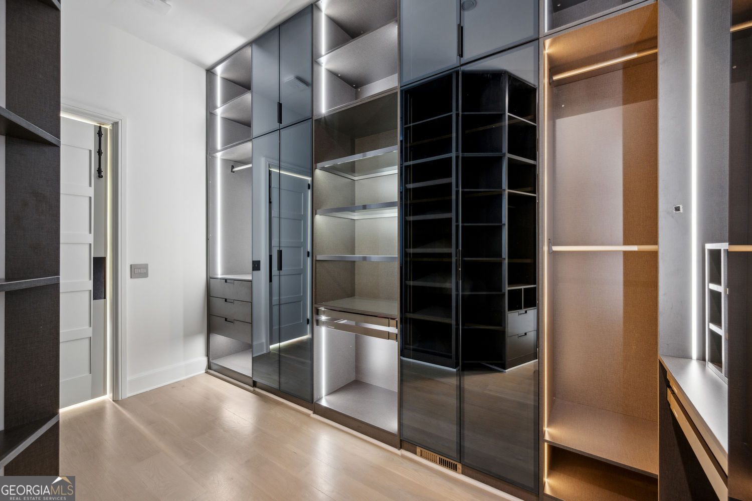 Sandy Springs, Georgia 30327, United States, 7 Bedrooms Bedrooms, ,10 BathroomsBathrooms,Residential,Active,171672