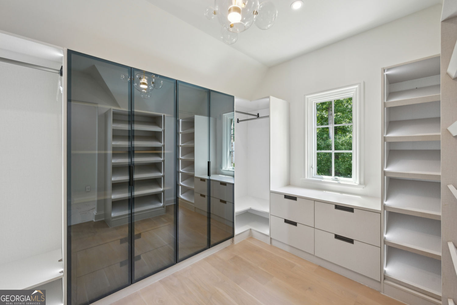 Sandy Springs, Georgia 30327, United States, 7 Bedrooms Bedrooms, ,10 BathroomsBathrooms,Residential,Active,171672