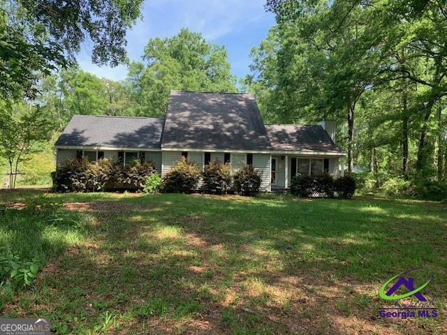 4 bedroom, 3 bath home with an inground pool, located on 2.59 acres in Houston county. Make this your dream home.