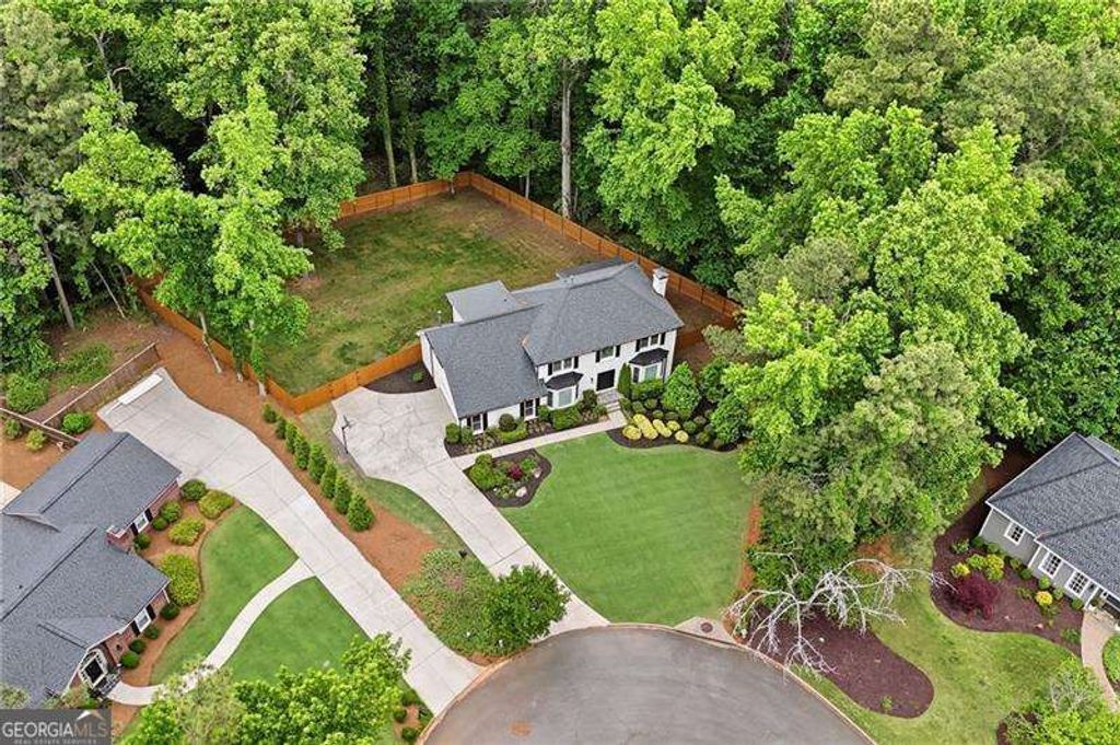 Photo of 925 Kingridge Court, Roswell, GA 30075 (MLS # 10763192)