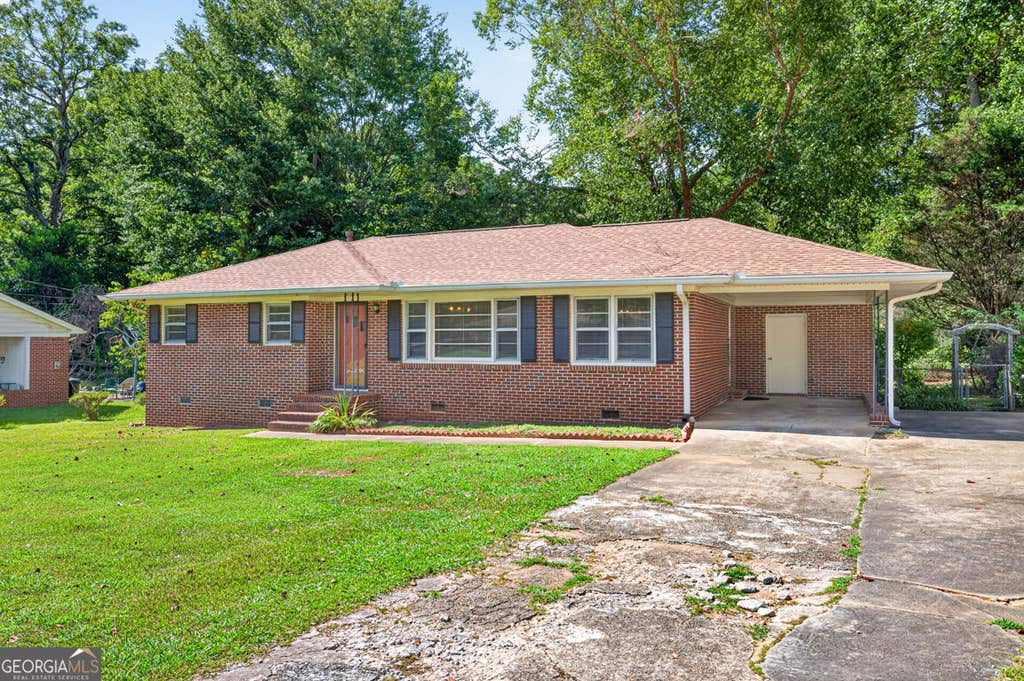 Photo of 1305 Greenview Drive, Griffin, GA 30224 (MLS # 10830425)